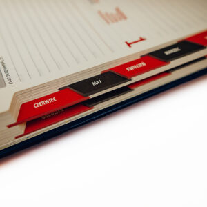 Wycięcie registrów - Kalendarze książkowe 2025 z logo firmy